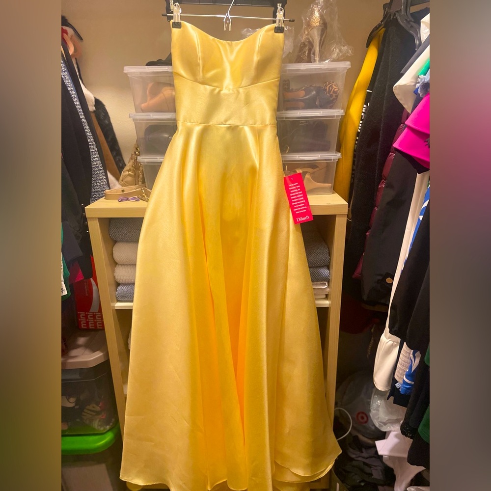 NWT Beautiful yellow prom dress